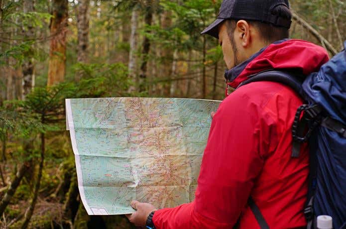 地図を見る登山者