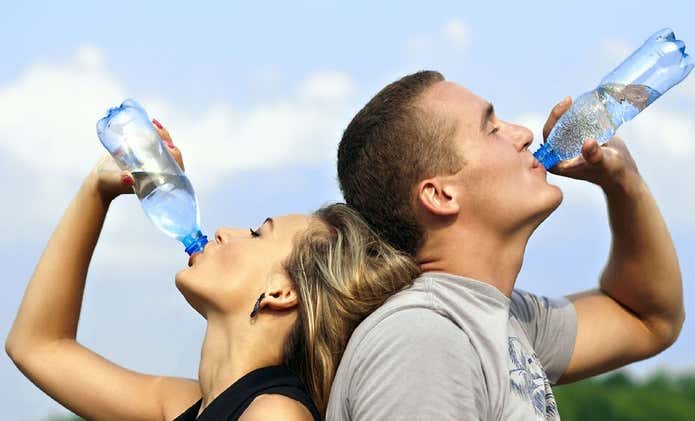 経口補水液を飲む人
