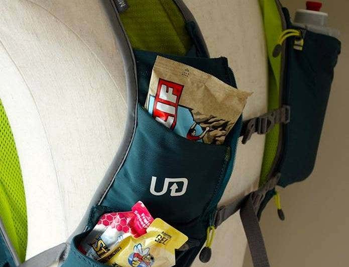 ベストのポケットに行動食