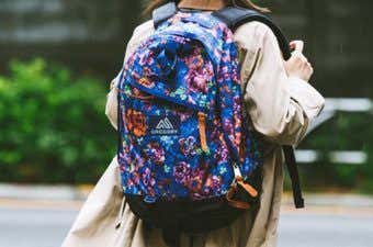 花柄のデイパックを使う女性