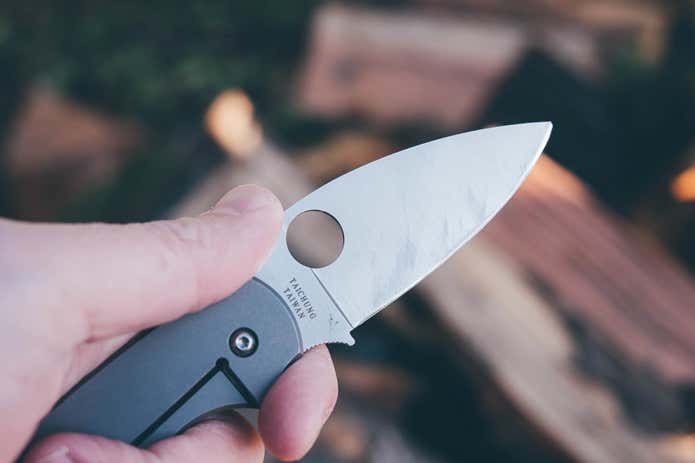 スパイダルコのナイフの穴