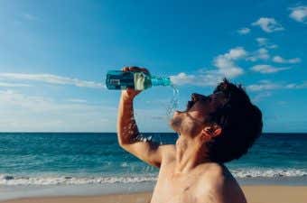 水を飲む人