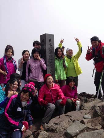 高校生と富士山に登頂する田部井淳子さん