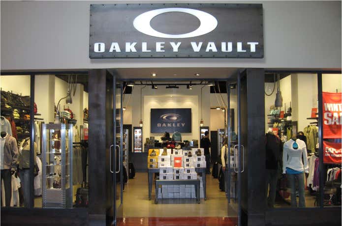 オークリーのアウトレット店舗外観