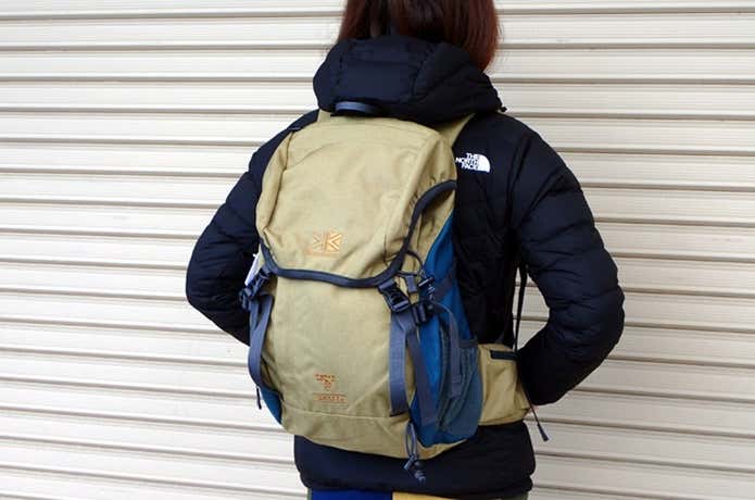 カリマーのバックパックを背負っている女性
