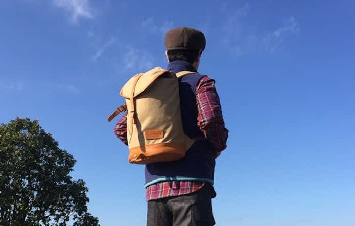 ベージュのザックを背負った登山者