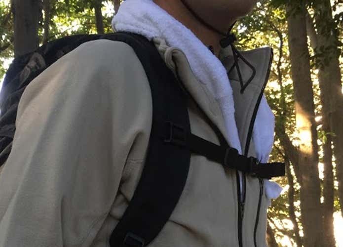 首にタオルを巻く登山者
