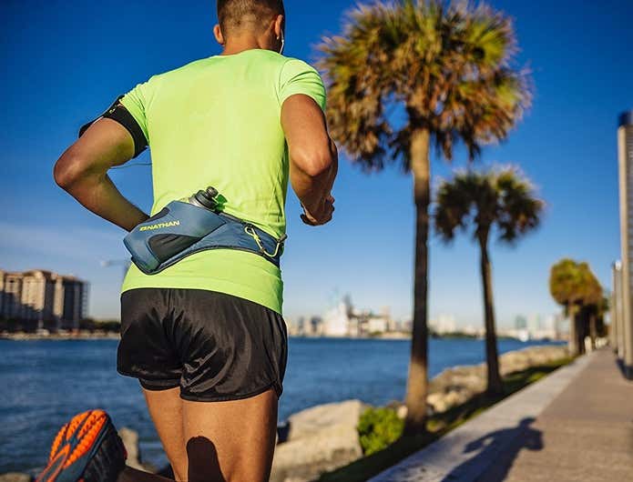 ネイサンのランニングポーチを付けた男性