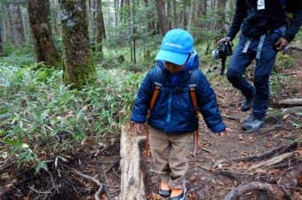 コロンビアのウェアを着た子供