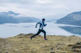 ノースフェイスのランニングウェアで走る男性