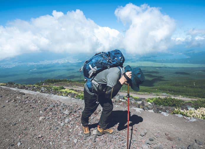 体調が悪そうな登山者