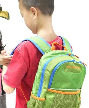 コロンビアのキッズリュックを背負った子供