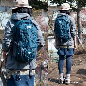 カリマーのバックパックを背負った女性の写真