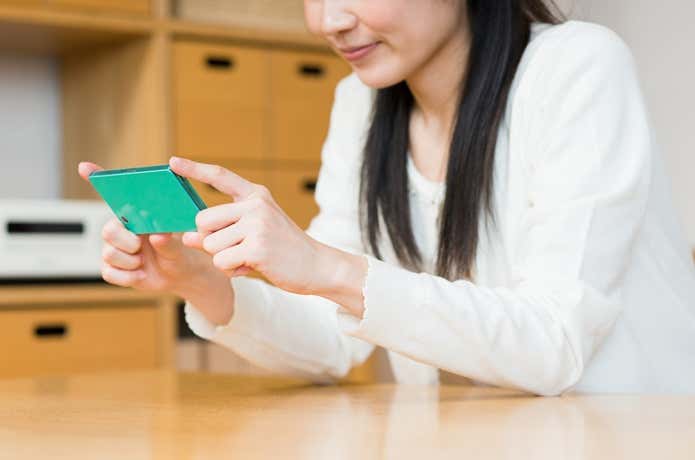スマホで撮影する女性