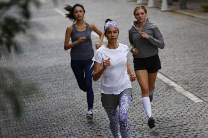 ランニングタイツを履いて走る女性