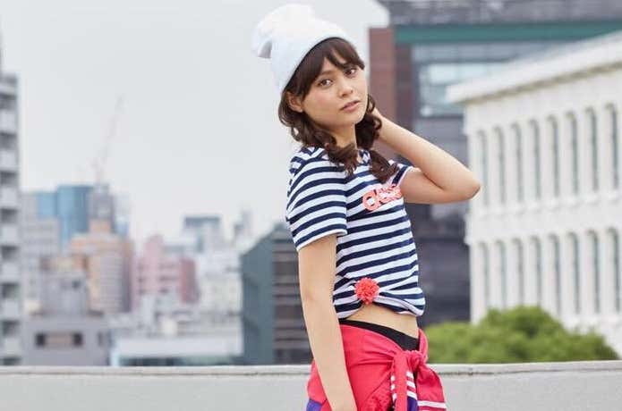 アディダスのニット帽をかぶる女性
