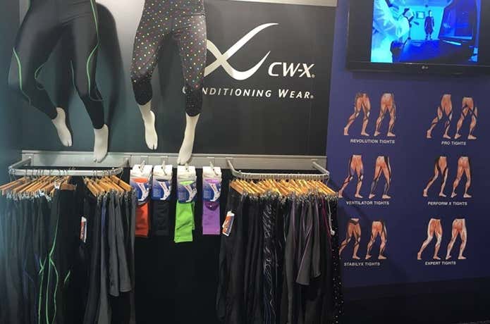 色々なランニングタイツが展示されている