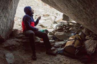 パタゴニアのウェアを着た男性