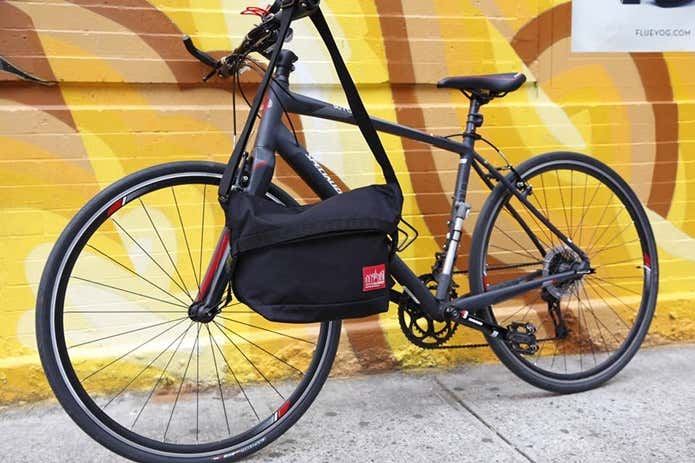 マンハッタンポーテージのメッセンジャーバッグと自転車