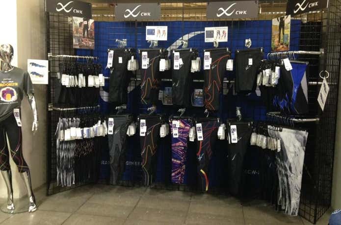 色々なランニングタイツが並ぶ