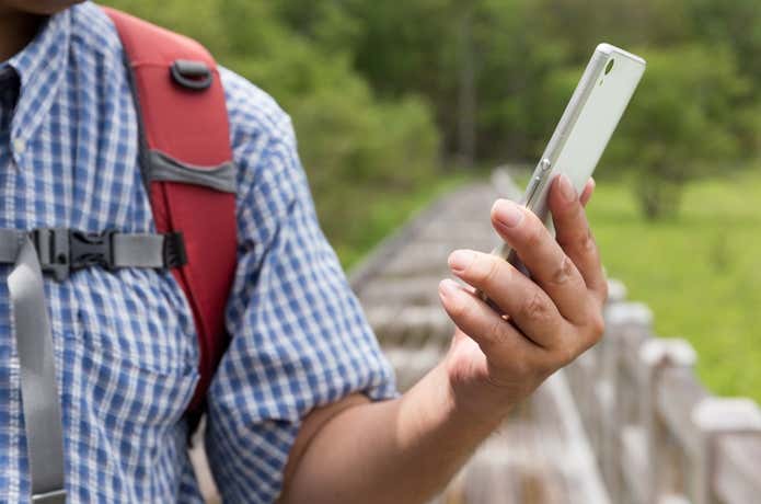 スマホを操作する男性