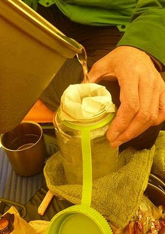 溶かした雪水をこすナルゲンボトル