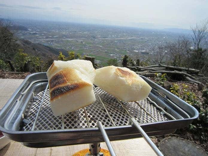 網で餅を焼く