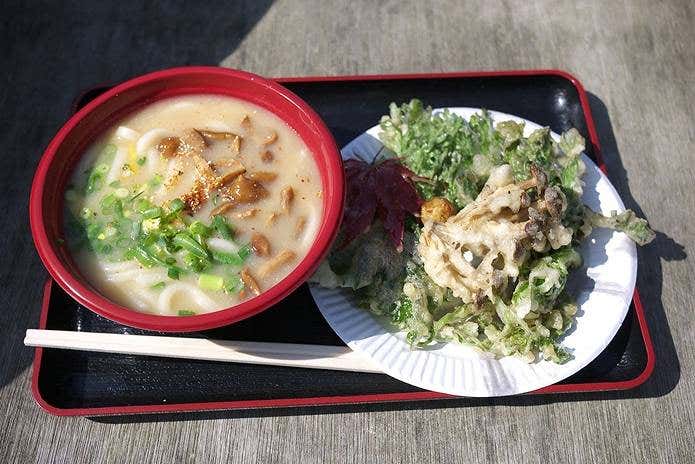 なめこうどんと野草・山菜天ぷら