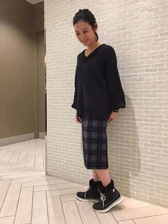 ソレルのブーツを履いた黒い服の女性