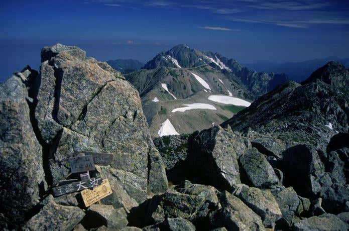 春を背負っての舞台になった山