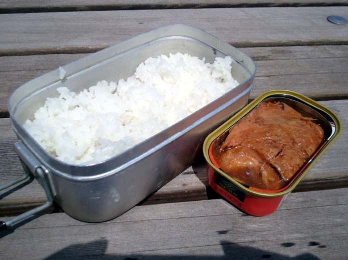 メスティンで炊飯して缶詰めと一緒にご飯を食べる
