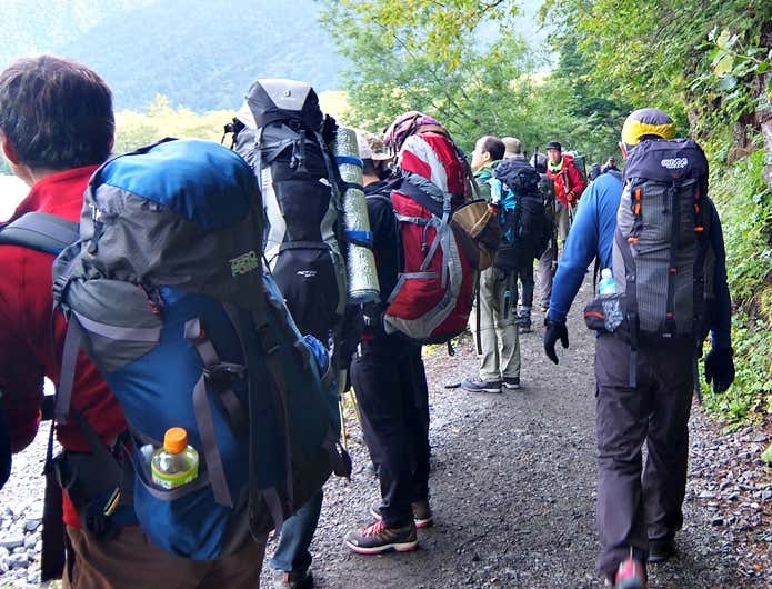 登山者が立ち並ぶ