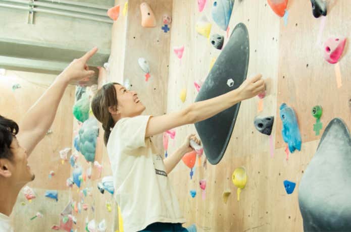 クライミングジムで登る人