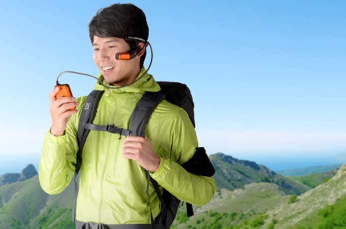 パナソニックのウェアラブルカメラを使う登山者