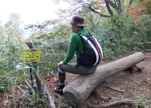 ベンチで休憩する登山者
