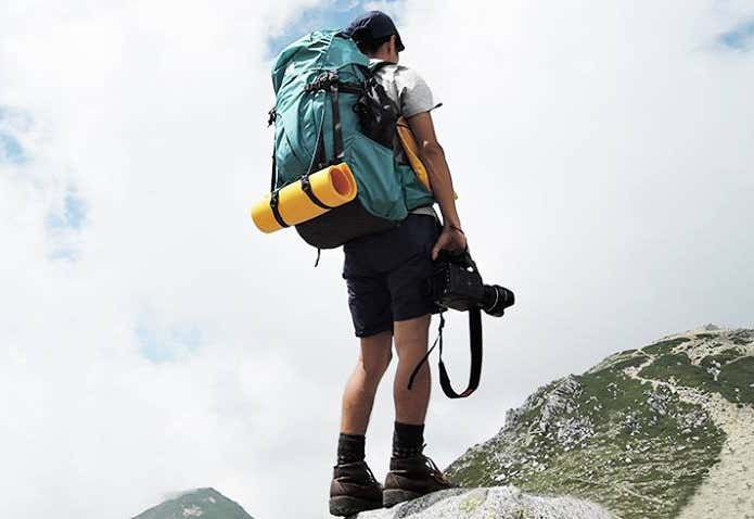夏山を歩く登山者
