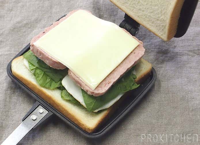 パンをはさんでホットサンドメーカーの使い方を説明