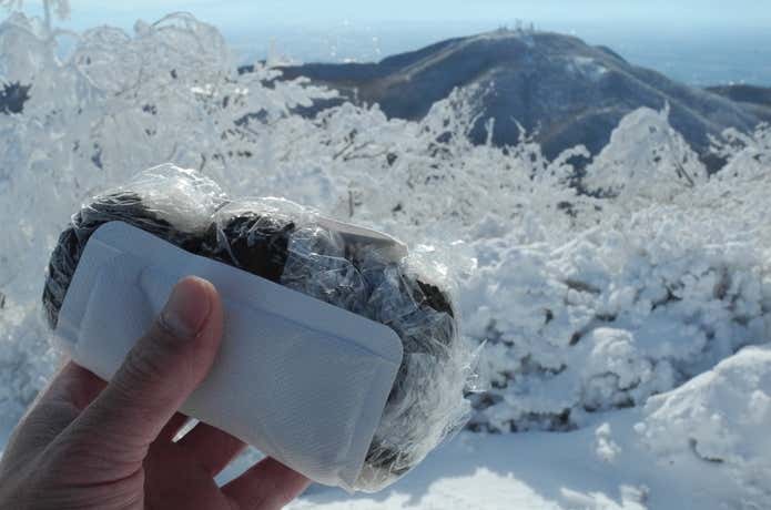 黒檜山で食べるおにぎり