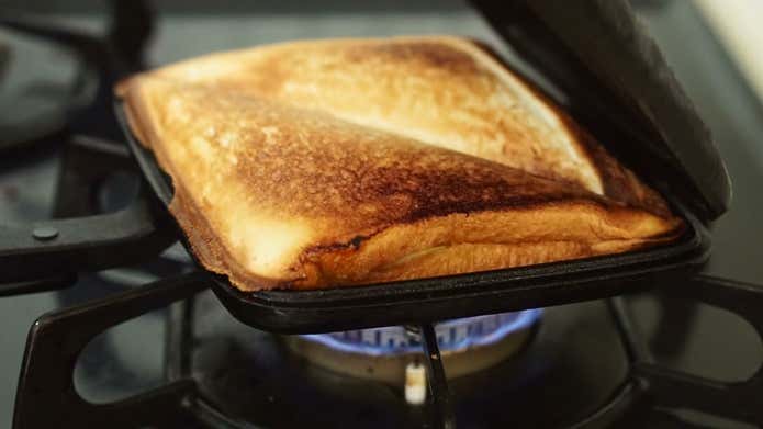 ホットサンドメーカーの使い方を焼きながら実践