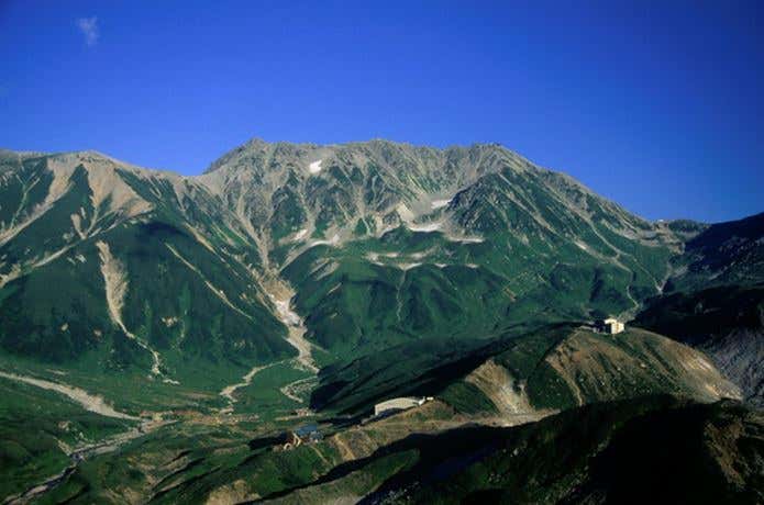 春を背負っての舞台となった美しい山
