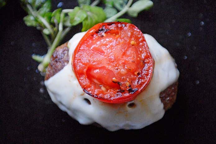ロッジのスキレットでフレッシュトマトハンバーグ