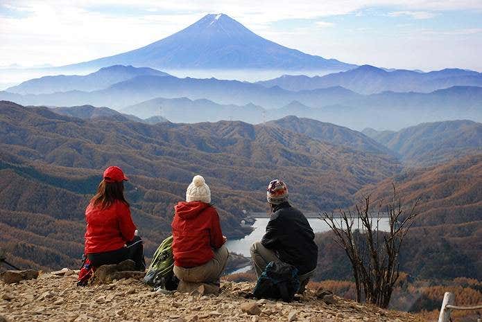 友人と富士山を眺める