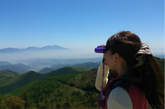ビクセンの双眼鏡で山を眺める人