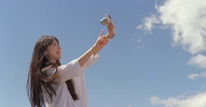 ランキング上位のミラーレス一眼で写真を撮る女性