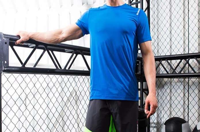 青いTシャツを着た男性