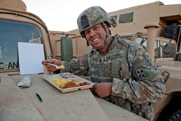 ミリメシを食べるアメリカ兵