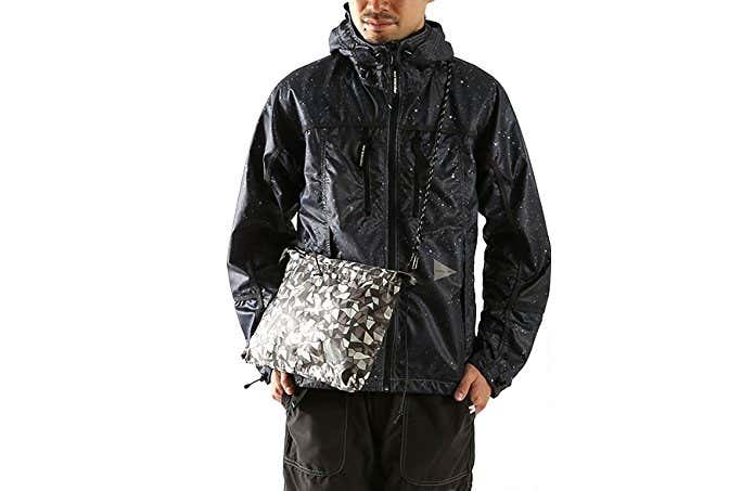 アンドワンダーのジャケットとサコッシュ