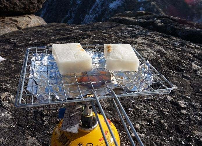 網の上で焼かれる餅