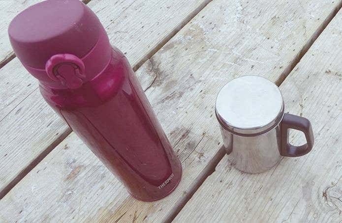 水筒とマグカップ