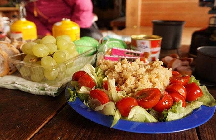 食卓に並ぶポテトサラダ
